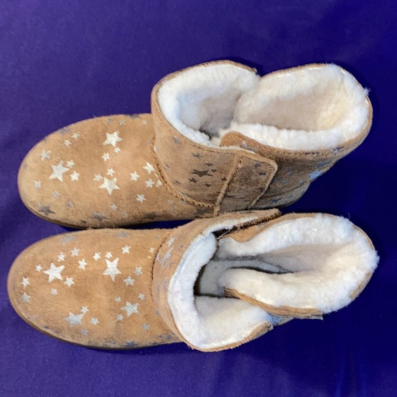 Toddler 12 tan silver stars ugg boots - Picture 2 of 6